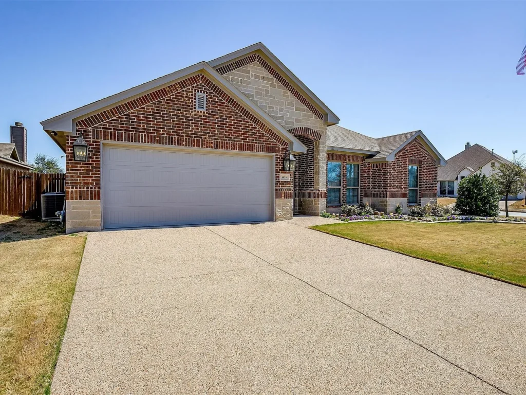 6829 Canyon Rock Benbrook TX house for sale